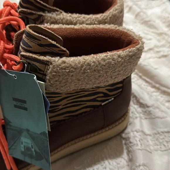 Toms Brown Ankle Boots with Orange Laces - Picture 2 of 7